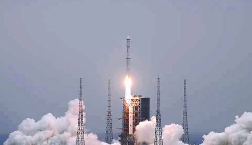 china-lanzo-el-satelite-queqiao-2,-cuya-mision-es-reunir-muestras-de-la-cara-oculta-de-la-luna